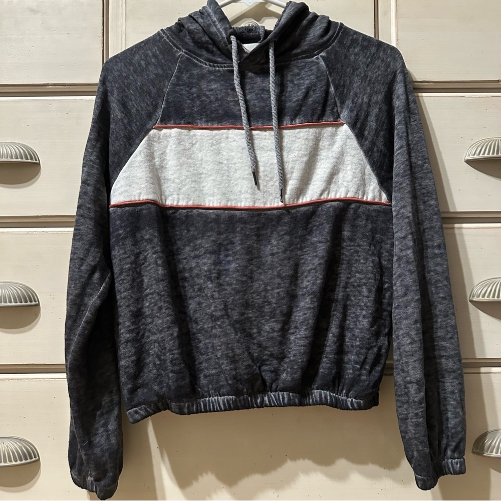 Crop Hoodie - Grey with dusty red Accents
